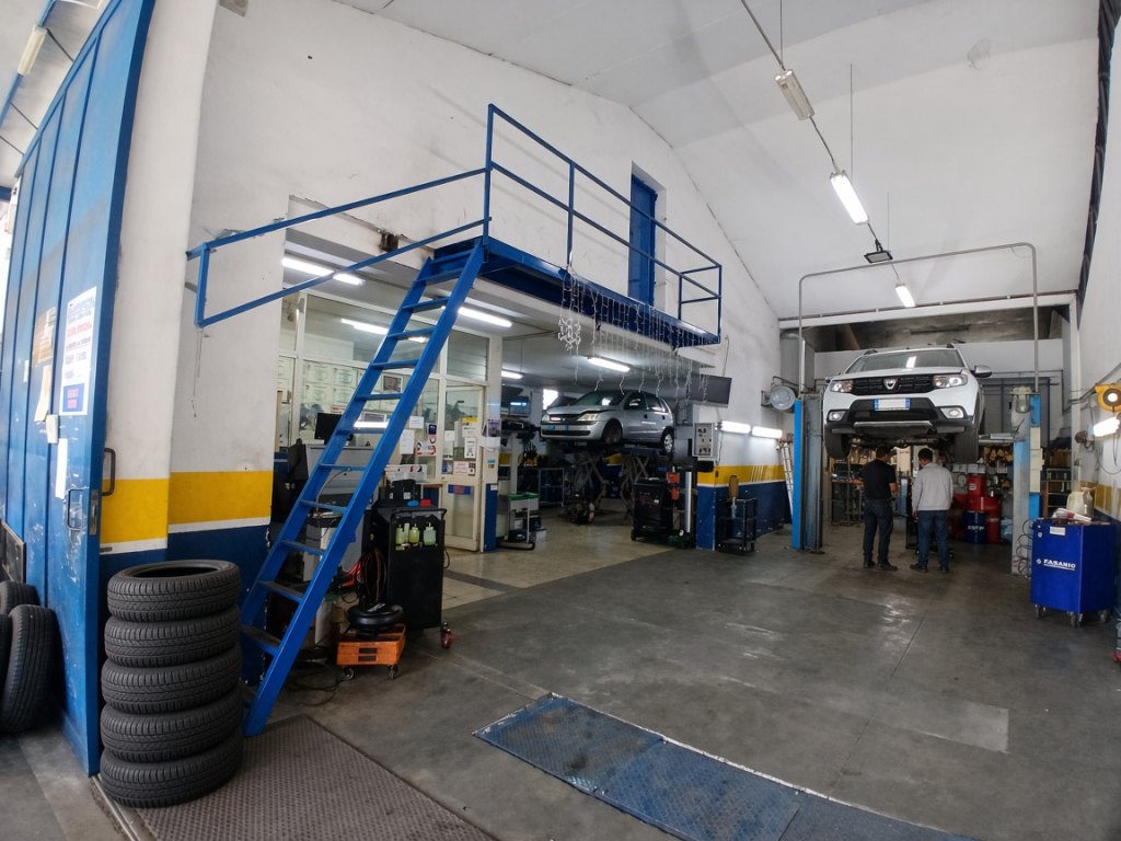 Interno officina Autofficina Orciari a Castelverde con ponti di lavoro