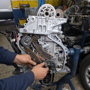 Motore in riparazione nell’officina meccanica Orciari